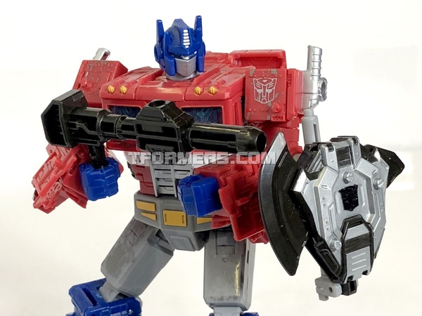 Review Siege Optimus Prime Voyager War For Cybertron  (14 of 45)